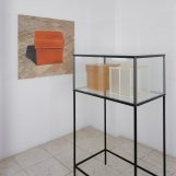 Vitrina cuero acabada